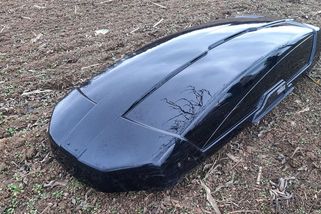 Řidič, který na Vysočině ztratil za jízdy střešní box, se o něj přihlásil na policii. Kde ho hledat, se dočetl na internetu - Novinky